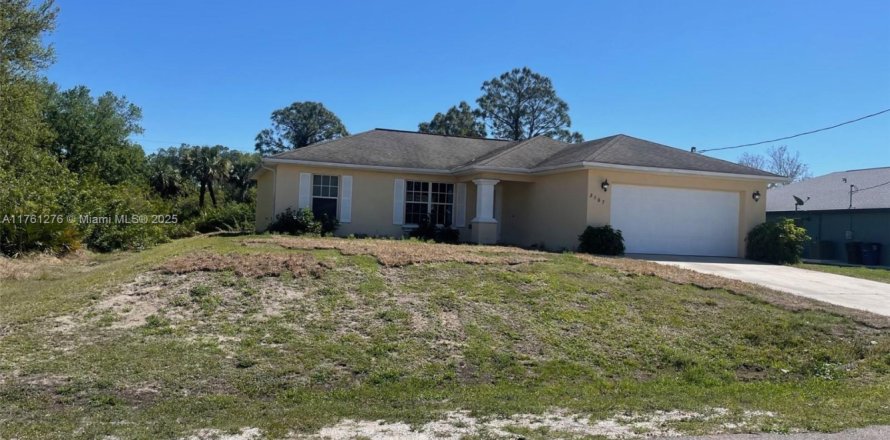 House in Lehigh Acres, Florida 3 bedrooms № 1698509