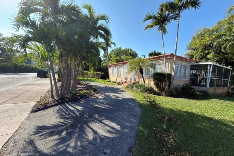 Снять в аренду виллу или дом в Корал-Гейблс, Флорида 3 спальни, 85.28м2, № 2020104 - фото 2