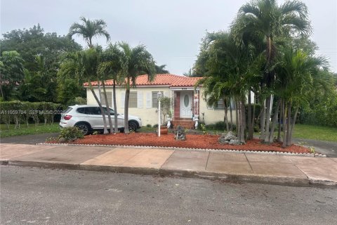 Дом в Корал-Гейблс, Флорида 3 спальни, 85.28м2 № 2020104