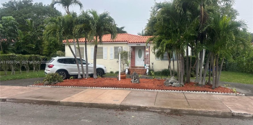 Дом в Корал-Гейблс, Флорида 3 спальни, 85.28м2 № 2020104