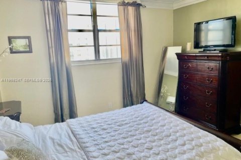 Condominio en alquiler en Sunny Isles Beach, Florida, 1 dormitorio, 92.9 m2 № 2019941 - foto 8