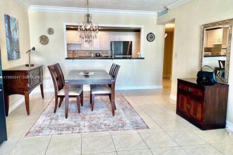 Condominio en alquiler en Sunny Isles Beach, Florida, 1 dormitorio, 92.9 m2 № 2019941 - foto 3