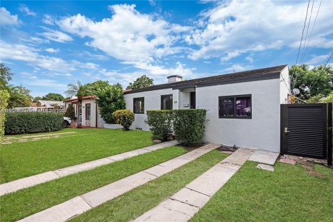 Immobilier commercial à louer à Miami, Floride: 1 chambre, 23.23 m2 № 1992270 - photo 1