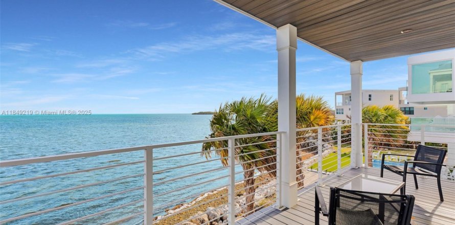 House in Key Largo, Florida 4 bedrooms, 167.78 sq.m. № 1850846