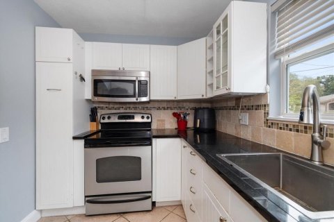 House in Largo, Florida 3 bedrooms, 125.98 sq.m. № 1835016 - photo 15