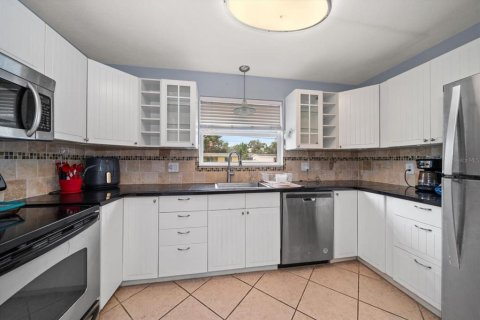 House in Largo, Florida 3 bedrooms, 125.98 sq.m. № 1835016 - photo 13