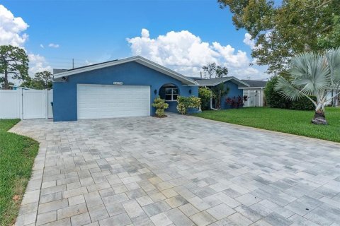 House in Seminole, Florida 4 bedrooms, 196.12 sq.m. № 2152054