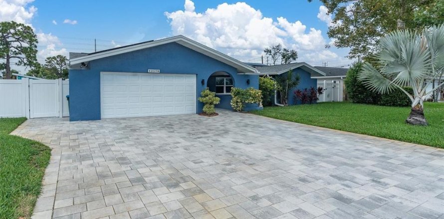 House in Seminole, Florida 4 bedrooms, 196.12 sq.m. № 2152054