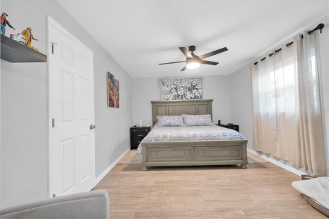 House in Seminole, Florida 4 bedrooms, 196.12 sq.m. № 2152054 - photo 21