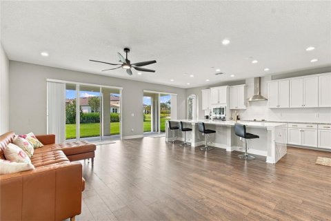 House in Wesley Chapel, Florida 6 bedrooms, 506.5 sq.m. № 2391364 - photo 2