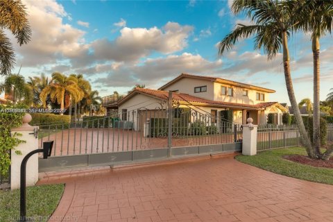 Casa en alquiler en Hialeah, Florida, 4 dormitorios, 289.2 m2 № 2030386 - foto 3