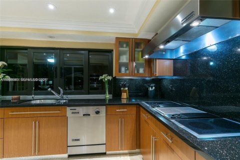 Casa en alquiler en Hialeah, Florida, 4 dormitorios, 289.2 m2 № 2030386 - foto 20