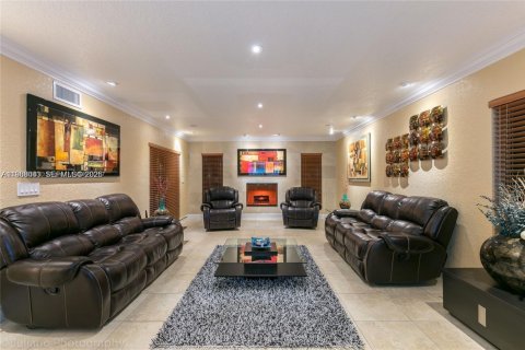 Casa en alquiler en Hialeah, Florida, 4 dormitorios, 289.2 m2 № 2030386 - foto 16