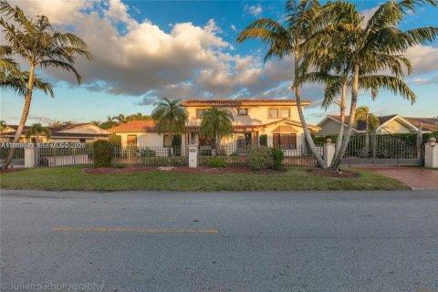 Casa en Hialeah, Florida 4 dormitorios, 289.2 m2 № 2030386