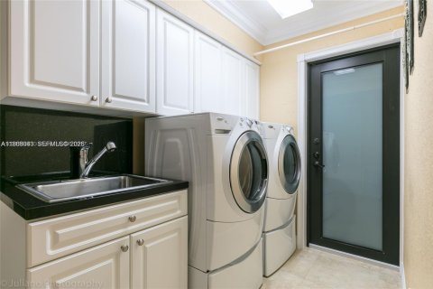 Casa en alquiler en Hialeah, Florida, 4 dormitorios, 289.2 m2 № 2030386 - foto 25