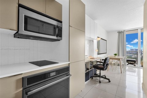 Condominio en venta en Miami, Florida, 46.73 m2 № 1940903 - foto 7