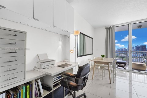 Condominio en venta en Miami, Florida, 46.73 m2 № 1940903 - foto 8