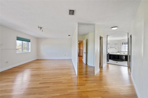 House in Hialeah, Florida 4 bedrooms, 253.44 sq.m. № 1947900 - photo 25