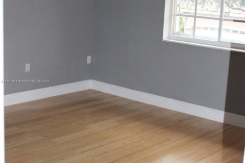 Casa en alquiler en Hialeah, Florida, 4 dormitorios, 253.44 m2 № 1947900 - foto 11