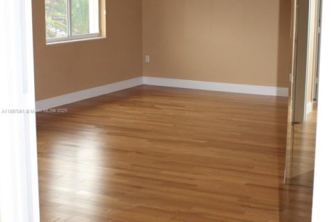 Casa en alquiler en Hialeah, Florida, 4 dormitorios, 253.44 m2 № 1947900 - foto 13