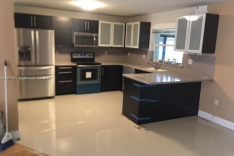 Casa en alquiler en Hialeah, Florida, 4 dormitorios, 253.44 m2 № 1947900 - foto 3