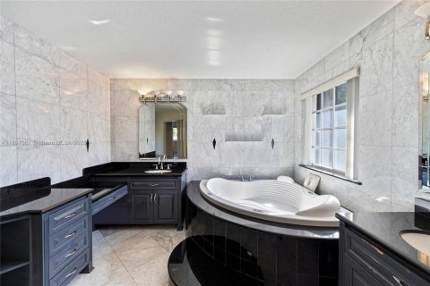 House in Hialeah, Florida 4 bedrooms, 253.44 sq.m. № 1947900 - photo 30