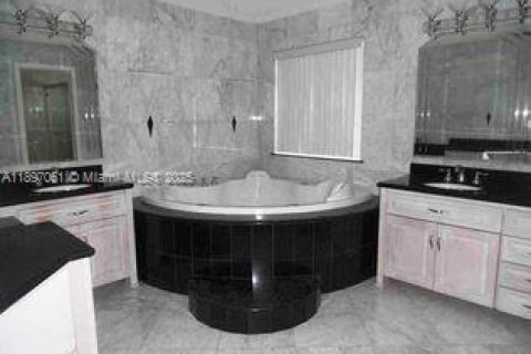 Casa en alquiler en Hialeah, Florida, 4 dormitorios, 253.44 m2 № 1947900 - foto 14
