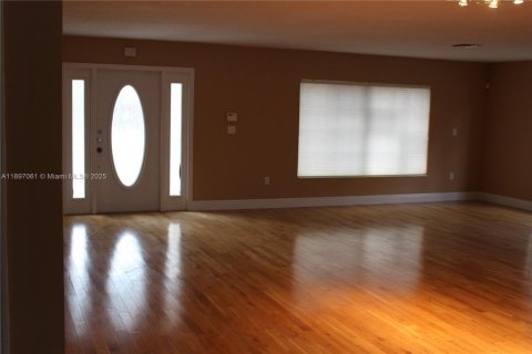 Casa en alquiler en Hialeah, Florida, 4 dormitorios, 253.44 m2 № 1947900 - foto 4