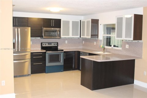 Casa en alquiler en Hialeah, Florida, 4 dormitorios, 253.44 m2 № 1947900 - foto 2