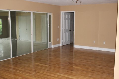 Casa en alquiler en Hialeah, Florida, 4 dormitorios, 253.44 m2 № 1947900 - foto 8