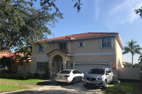 Casa en alquiler en Hialeah, Florida, 4 dormitorios, 253.44 m2 № 1947900 - foto 1