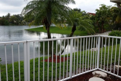 Casa en alquiler en Hialeah, Florida, 4 dormitorios, 253.44 m2 № 1947900 - foto 16