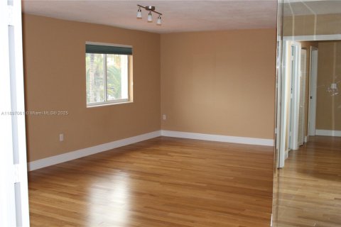 Casa en alquiler en Hialeah, Florida, 4 dormitorios, 253.44 m2 № 1947900 - foto 6