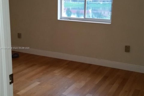 Casa en alquiler en Hialeah, Florida, 4 dormitorios, 253.44 m2 № 1947900 - foto 7