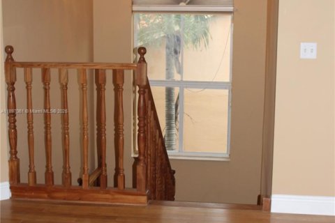 Casa en alquiler en Hialeah, Florida, 4 dormitorios, 253.44 m2 № 1947900 - foto 5