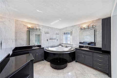 House in Hialeah, Florida 4 bedrooms, 253.44 sq.m. № 1947900 - photo 29