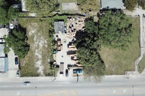 Propiedad comercial en venta en Miami, Florida № 1707854 - foto 13