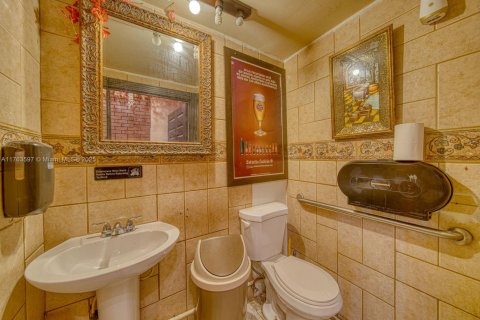 Commercial property in Miami, Florida № 1959158 - photo 15