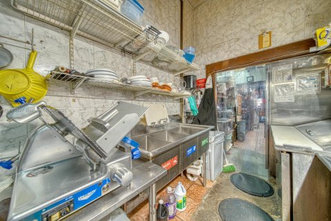 Commercial property in Miami, Florida № 1959158 - photo 11