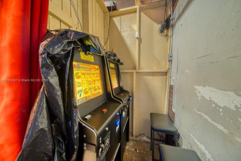 Commercial property in Miami, Florida № 1959158 - photo 12