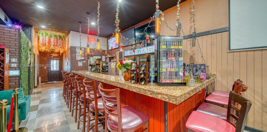 Commercial property in Miami, Florida № 1959158