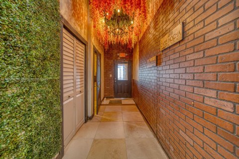 Commercial property in Miami, Florida № 1959158 - photo 13