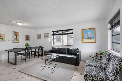 Снять в аренду виллу или дом в Майами, Флорида 3 спальни, 147.62м2, № 1937610 - фото 13