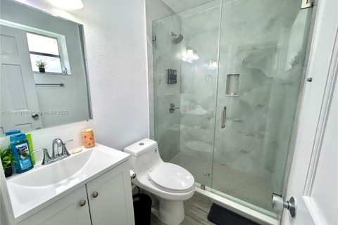 Casa en alquiler en Miami, Florida, 3 dormitorios, 147.62 m2 № 1937610 - foto 3