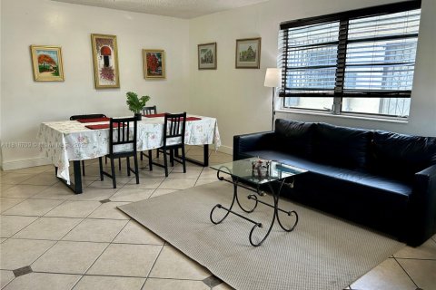 House in Miami, Florida 3 bedrooms, 147.62 sq.m. № 1937610 - photo 10