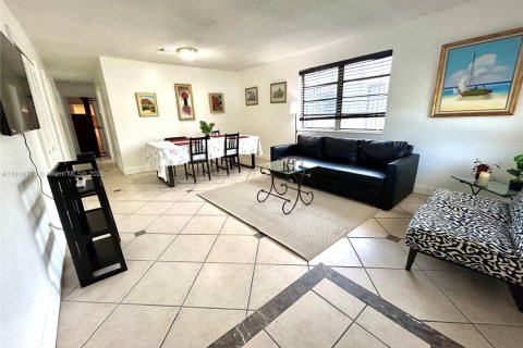 Casa en alquiler en Miami, Florida, 3 dormitorios, 147.62 m2 № 1937610 - foto 4
