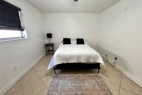 Casa en alquiler en Miami, Florida, 3 dormitorios, 147.62 m2 № 1937610 - foto 8