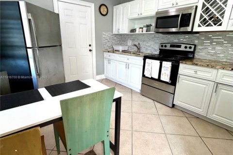 Casa en alquiler en Miami, Florida, 3 dormitorios, 147.62 m2 № 1937610 - foto 2