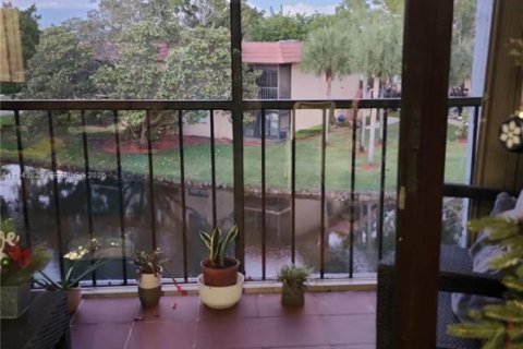 Apartment in Weston, Florida 2 bedrooms, 102.75 sq.m. № 2001007 - photo 9