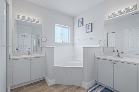 Condo in Homestead, Florida, 2 bedrooms  № 2010331 - photo 16